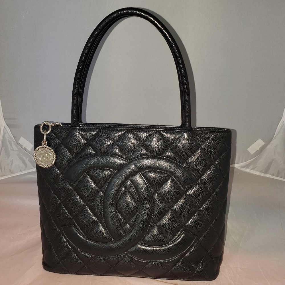 Authentic  Chanel black caviar lthr medallion bag